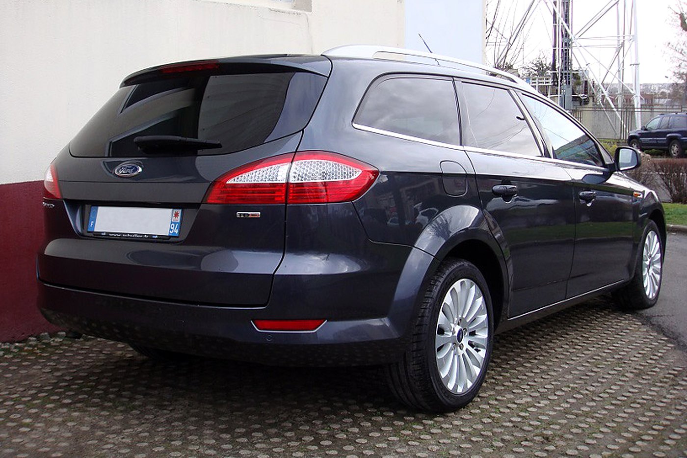 Ford Mondeo break gris foncé de trois quarts arrière