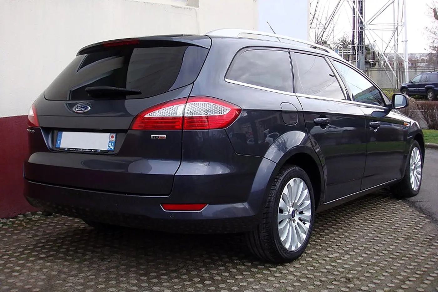 Ford Mondeo break gris foncé de trois quarts arrière