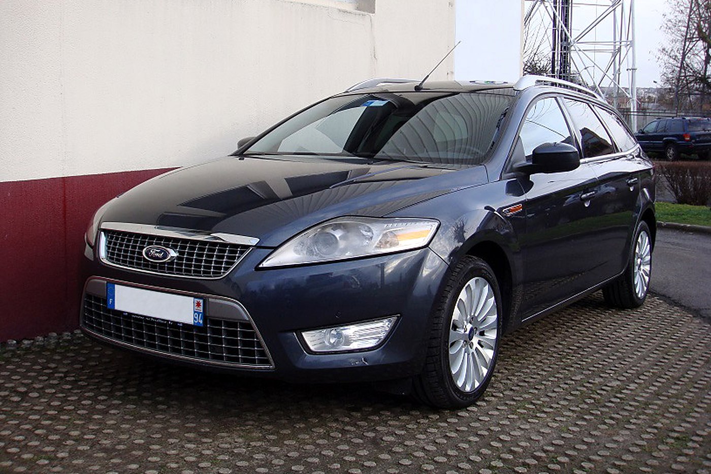 Ford Mondeo break gris foncé de trois quarts avant