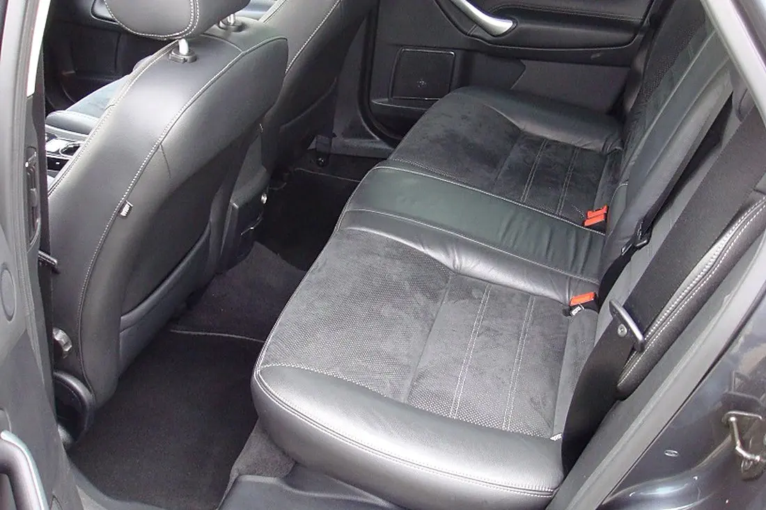 Banquette arrière d'un Ford Mondeo break