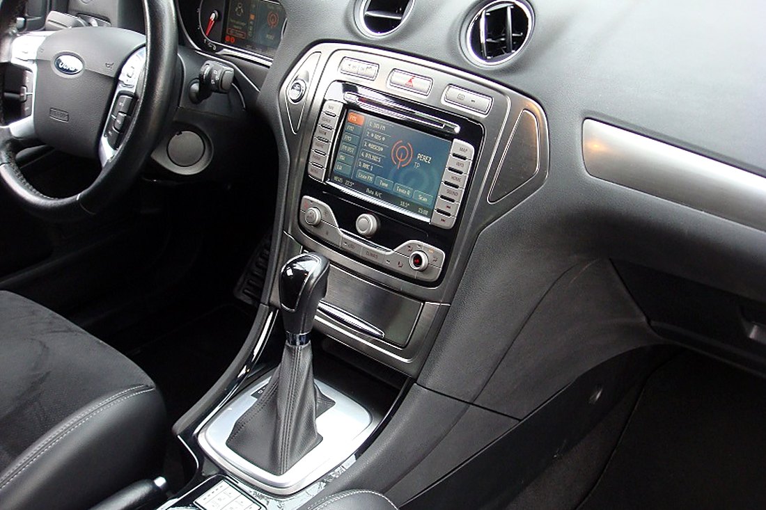 Console centrale Ford Mondeo break : écran, levier de boîte automatique
