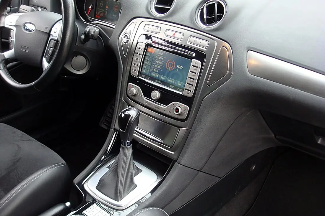 Console centrale Ford Mondeo break : écran, levier de boîte automatique