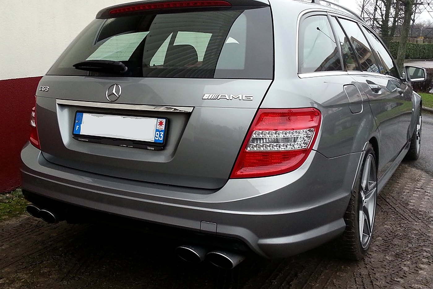 Mercedes C63 AMG break W204 gris de trois quarts arrière, quatre sorties d'échappement