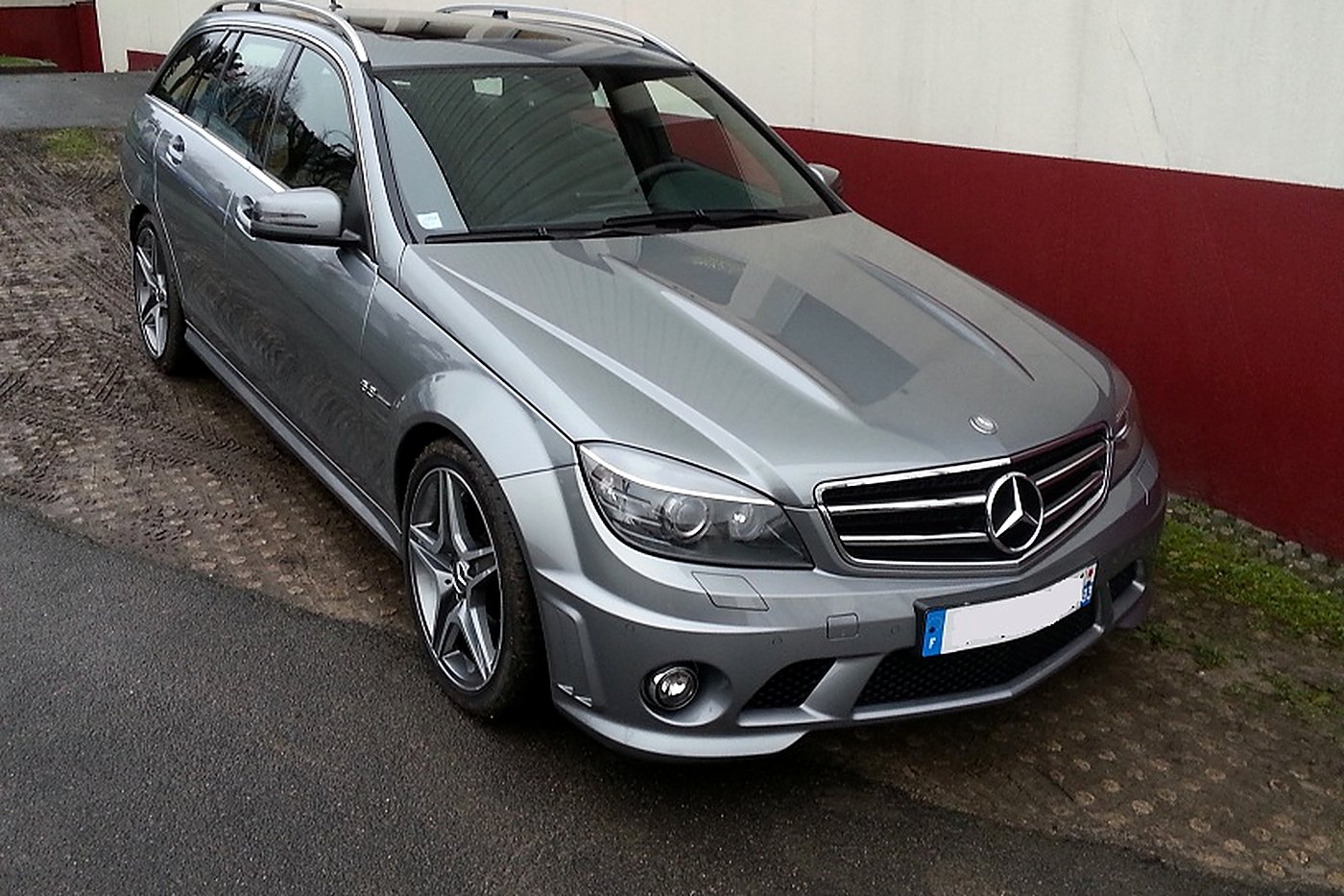 Mercedes C63 AMG break W204 gris de trois quarts avant, calandre AMG et jantes 18 pouces