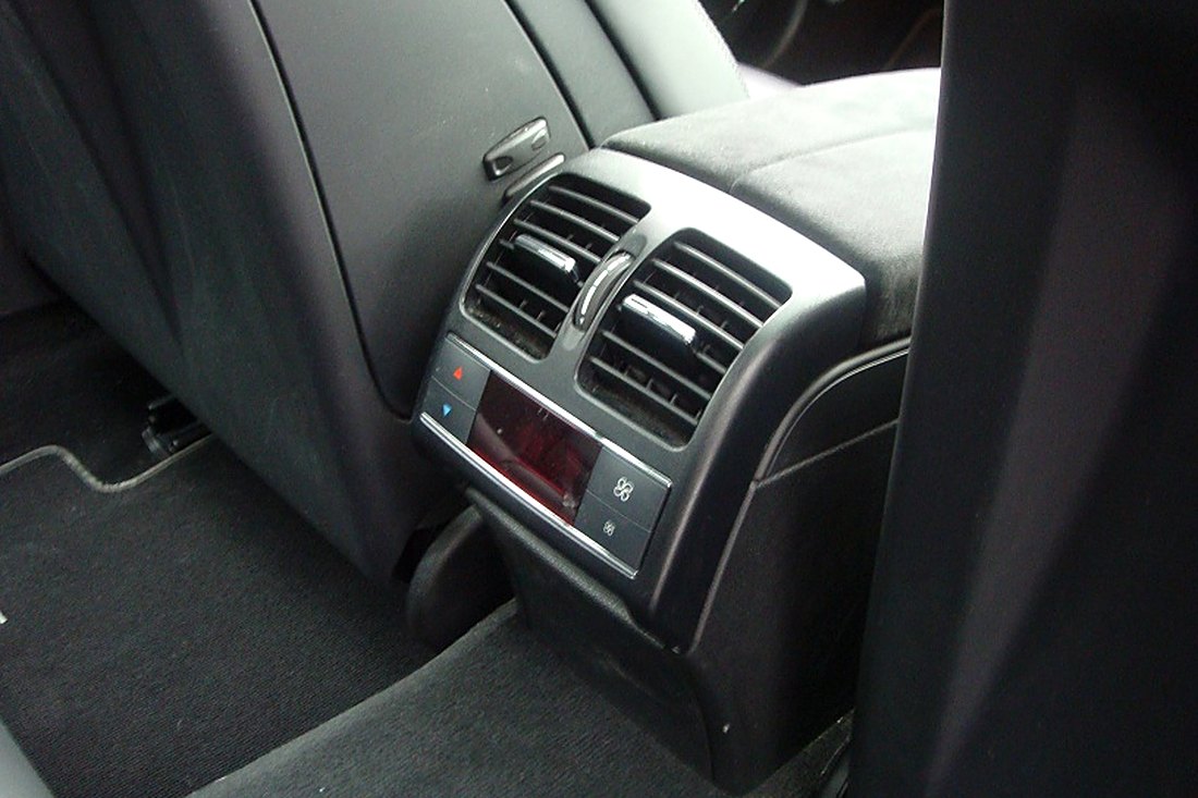 Aérateurs arrière et banquette d'une Mercedes C63 AMG break W204