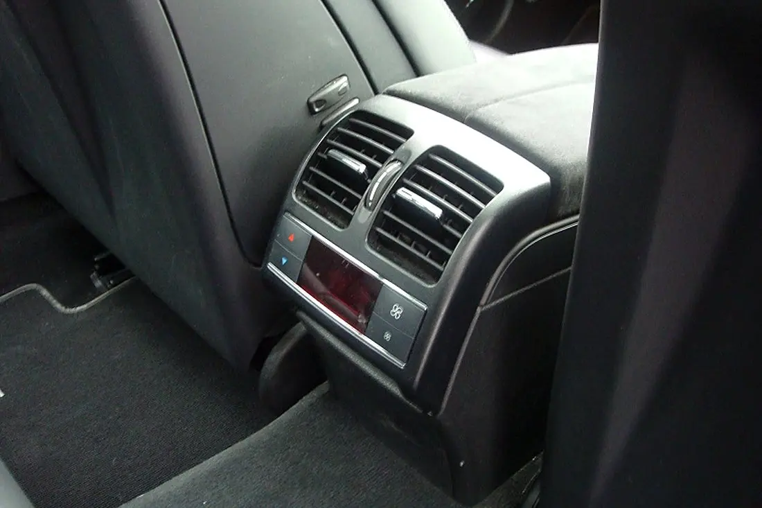 Aérateurs arrière et banquette d'une Mercedes C63 AMG break W204