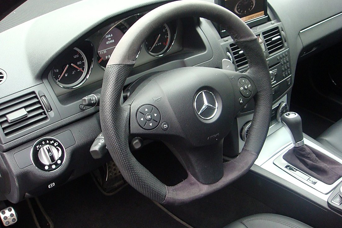 Volant AMG et compteurs d'une Mercedes C63 AMG break W204