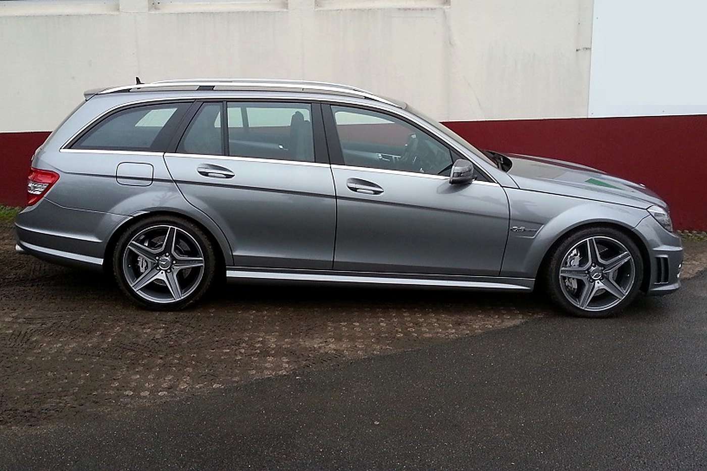 Mercedes C63 AMG break W204 gris de profil, jantes AMG